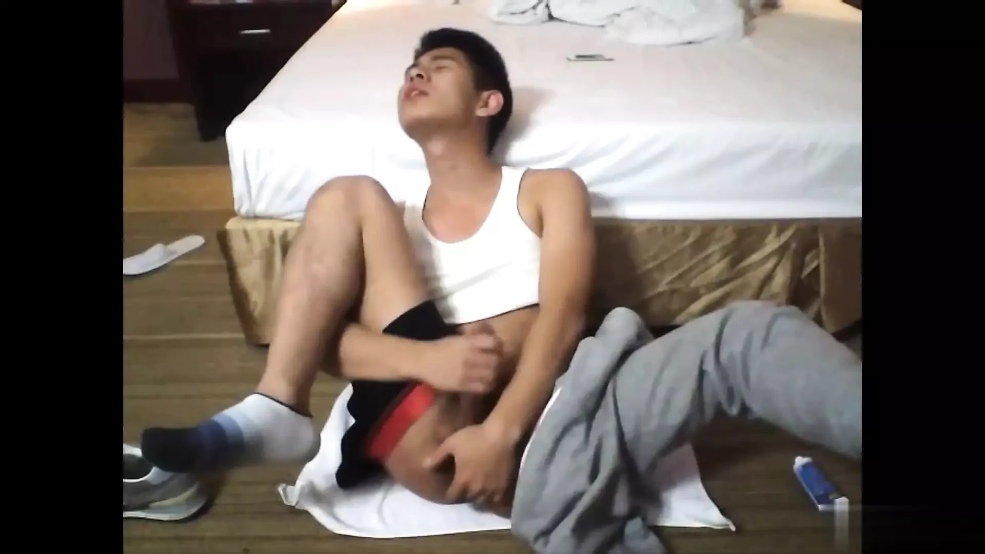 Yuva Asia Twink apni gand men ungli karti hai aur hastmaithun karti hai