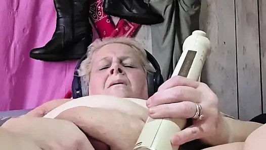 Вращающаяся шишка намокла ее в поте киски