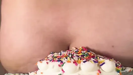 Stiefmutter zertrümmert meinen geburtstagskuchen mit ihrer fetten muschi