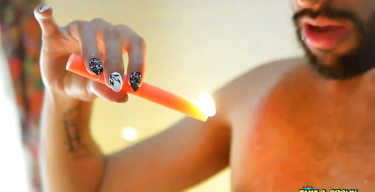 Jouer avec des bougies colorées au son de Сhristmas Carols