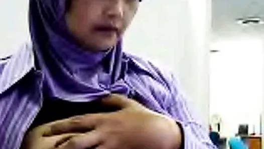 Индонезийская домохозяйка Yoli с хиджабом играет с сиськами