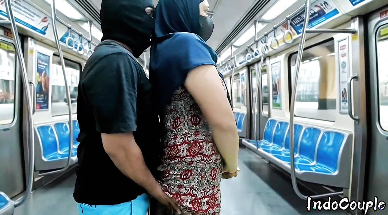 Hijab asia semok disetubuhi di dalam kereta Hijab Busty asian fucked inside a train
