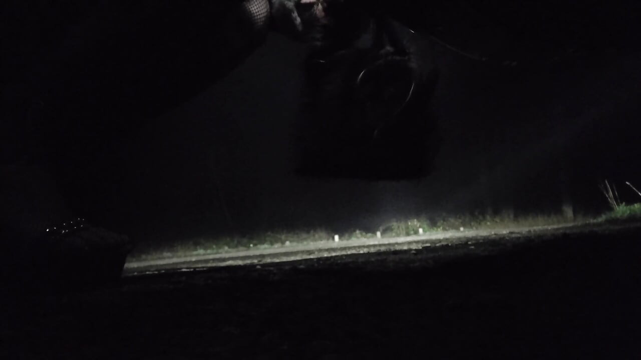 De așteptare pentru pule frumoase, cur în aer într-o parcare la noaptea