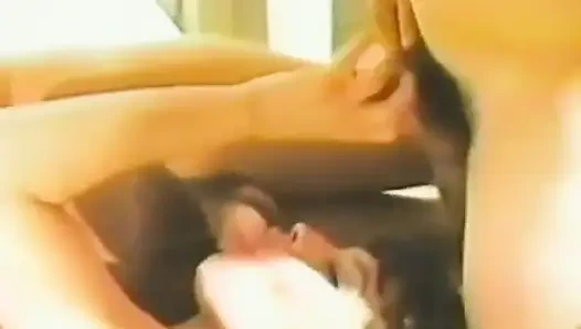 Küçük memeli bir esmer iki adamla sikişiyor