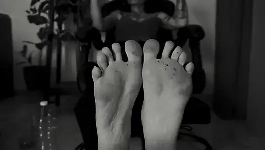 hey verlierer, beobachtet meine schmutzigen füße, DEINE ITALIENISCHE GÖTTIN