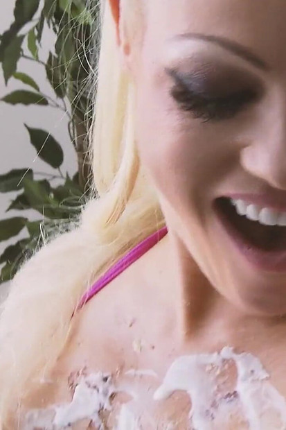 Des lesbiennes étalent une scène 1_two des MILF lesbiennes blondes en bikinis couvertes de crème fouettée se font baiser