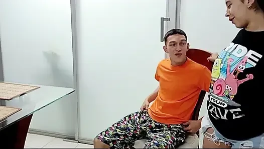 Üvey erkek kardeşim bir fahişenin onu emmesini istedi ama ben onu ücretsiz emdim! Sevdim! Tam Hikaye