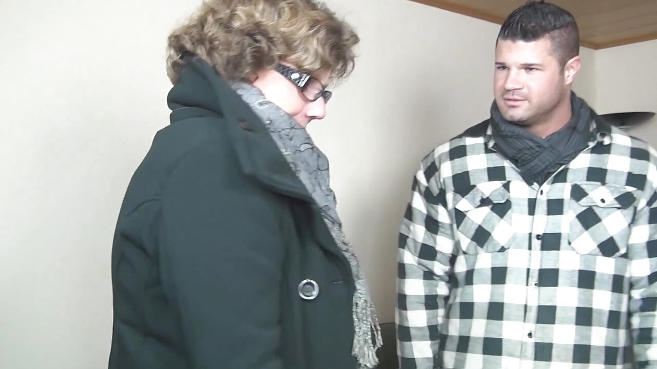 Зріла катається на члені незнайомця і смокче його