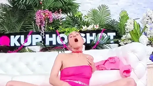 Ava Alex'in ağzında bir dildo ve amında büyük bir yarak!