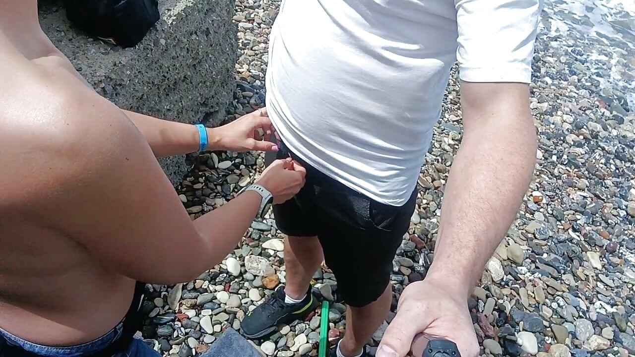 Hırvatistan'da bir plajda halka açık sakso ve göğüslere boşalma