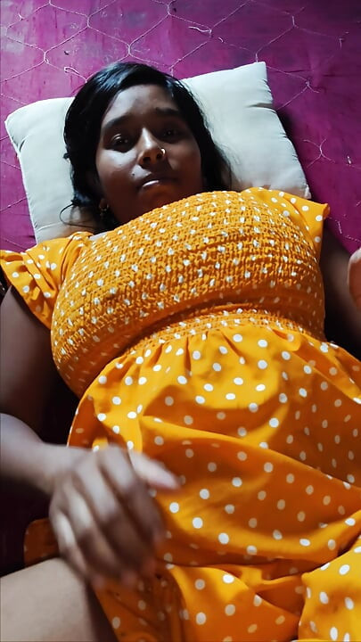 Bahan aapne bhai ka land hilai aaur aapne chut me pahli bar Bhai ka land dal di - brother and stepsister sex.