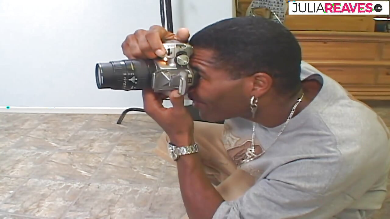 괴물 흑인 자지가 쪼이는 보지를 밀어내며 신음하는 섹시한 소녀