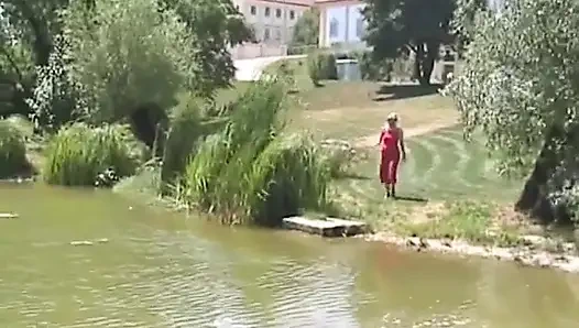 Pelacur pirang dimata-matai saat kencing di luar ruangan