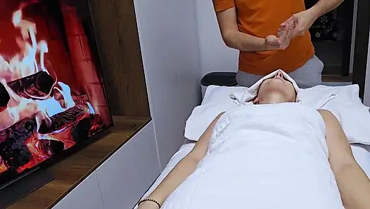 Masseur Filled Her Pussy Instead Normal Massage
