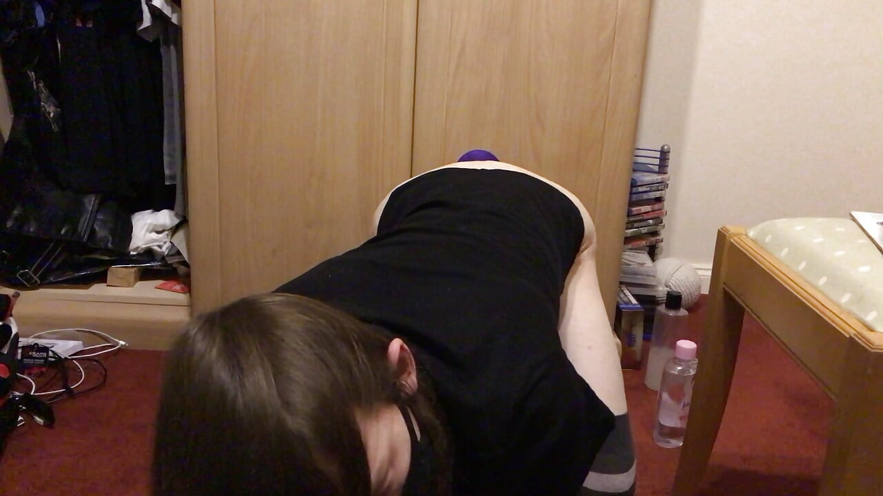 Emo femboy βάζει μεγάλο δονητή στον κώλο του και τινάζεται