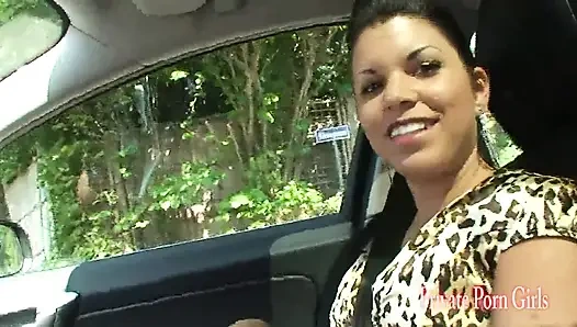Сексуальная шлюшка любит минет в машине