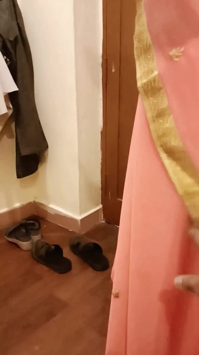 Desi Tamil Wife Renu’s Big Ass & Pussy Teased in Saree Post-hotel - Cuck Films! Indianhotwifex
