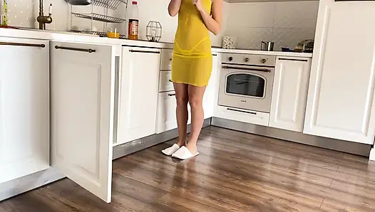 Üvey babası tamir ederken, ona sakso çekti