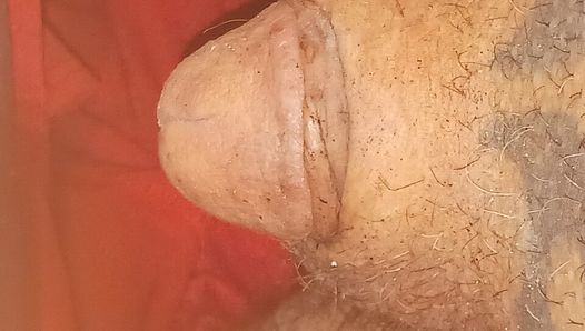 Queimando a cabeça da glândula dividida na uretra com o pau pequeno e as bolas do cigarro