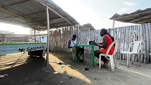 Seine freundin sucht nach einem anderen mann, der sie so sehr ficken wird