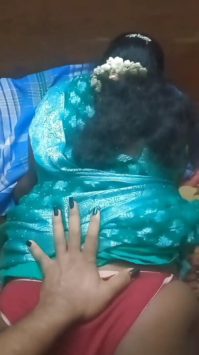 Nabídla jsem svůj velký černý zadek staršímu šéfovi na povýšení mého paroháče manžílka - tamilský anál zezadu! Indický sex