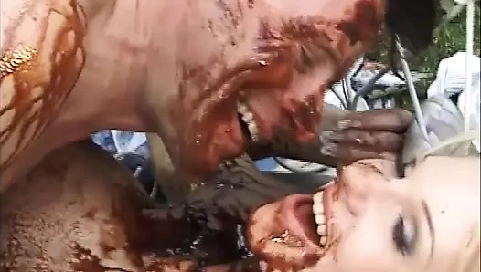 Милфу-блондинку с большими сиськами трахнули в саду