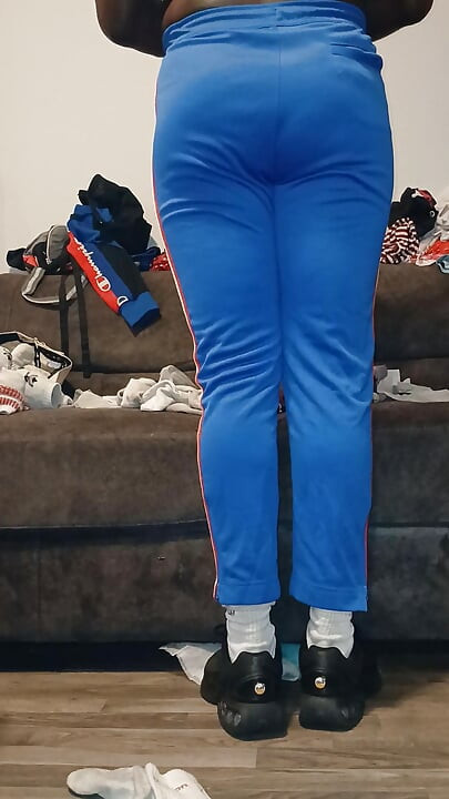 Кроссдрессер Pokey з великою дупою виконує обов'язки своєї дружини