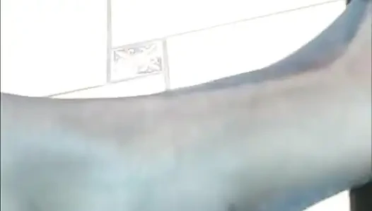 Cewek nyllady lagi asik main sepatu dan goyang-goyang di toko furnitur