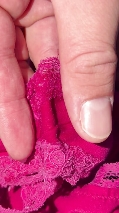 Vrouw liet een nat slipje achter zodat ik plezier kon hebben en vroeg me erop klaar te komen