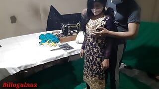 Tailor ne Bhabhi ka naap lete lete Bhabhi ko hi chod dala,desi housewife fucked by tailor with clear hindi audio 