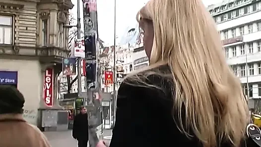 Sarışın orta yaşlı seksi kadın yoğun yatak odasında büyük zenci yarağını yutuyor