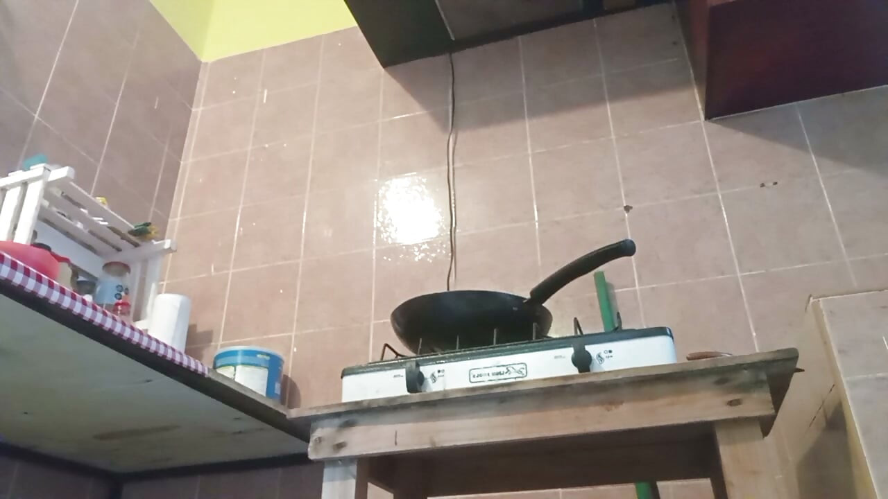 Debeljuškasta MILF u gaćicama u kuhinji