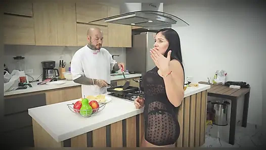 Alet Için Hevesli MILF, Mutfakta Üvey Kızının Önünde Sevişiyor