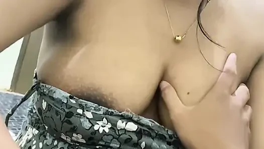 Genç anne büyük göğüslerine fışkırtana kadar mastürbasyon yapıyor