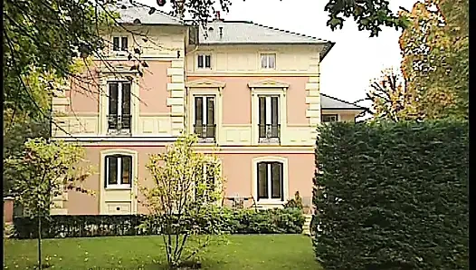 Suster nakal dengan toket besar ini dientot sama pasiennya di sofa - aksi blowjob hot rambut pirang!