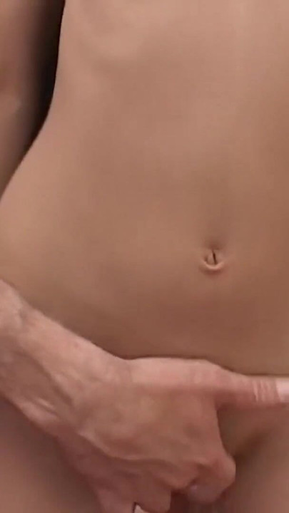 Nezaboravan trenutak iz "Seksi cura puši pa jaše ogroman kurac do svršavanja"