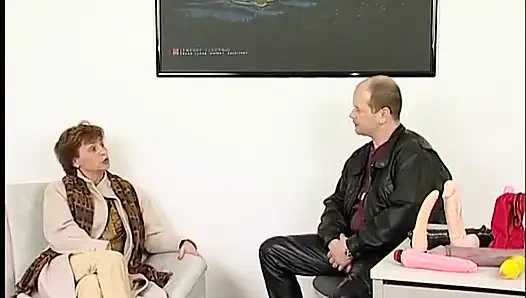 Nenek menikmati dildo disetubuhi setelah memeknya dijilat