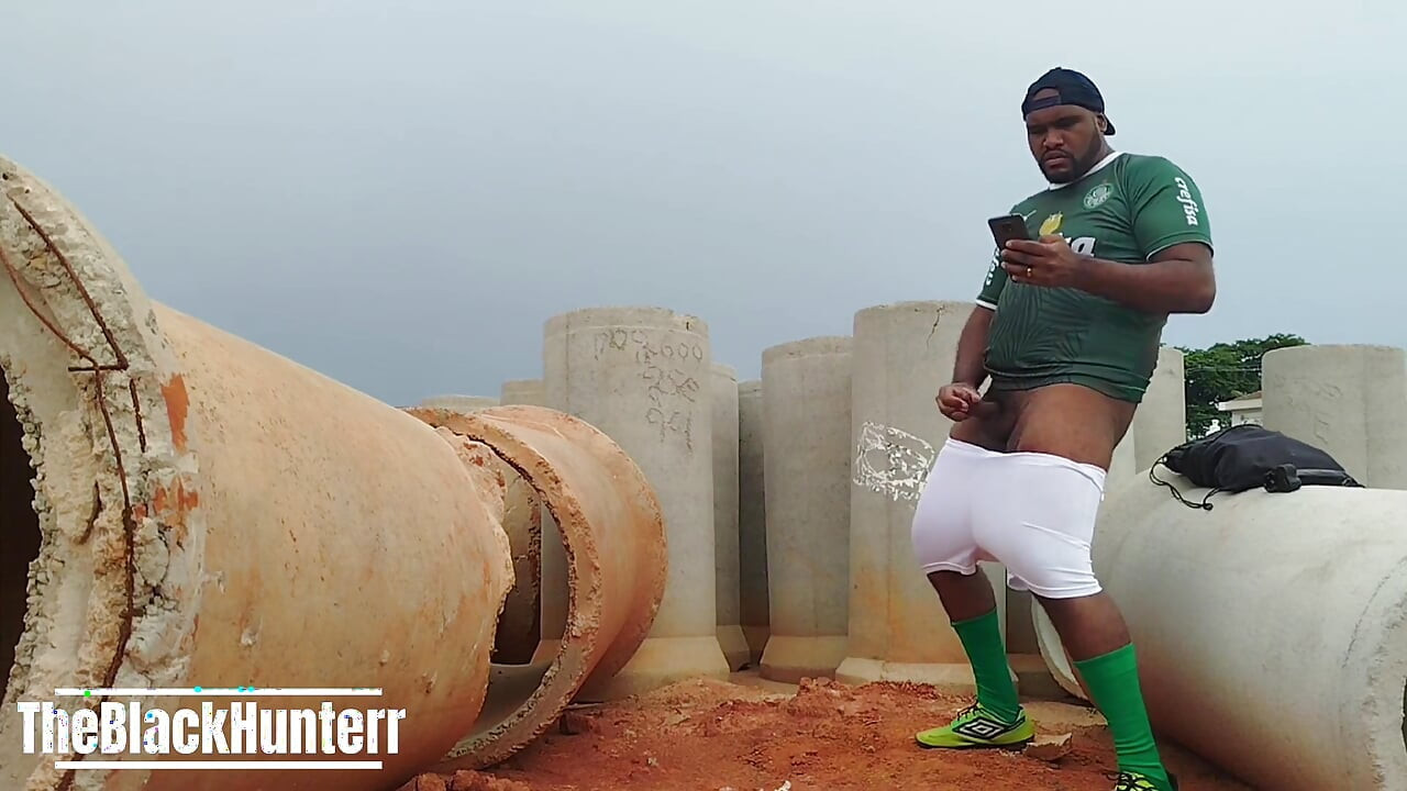 Vraćajući se sa utakmice sav znojav uzbudio sam se i morao sam da svršim