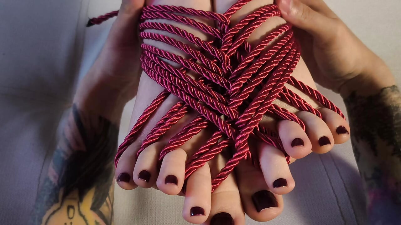 Giving my pale hot girlfriend a feet massage while I tied her up - Nawashi Black