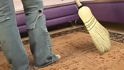Ateşli lezbiyenler banyoda seks oyuncaklarıyla oynuyor