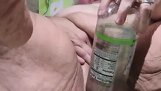 Блин, она трахает бутылку