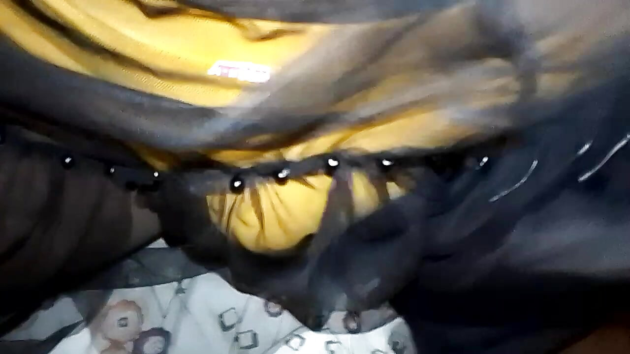 The Yellowish-yellowish Is the Black Black Black Gow and Puts the Tea