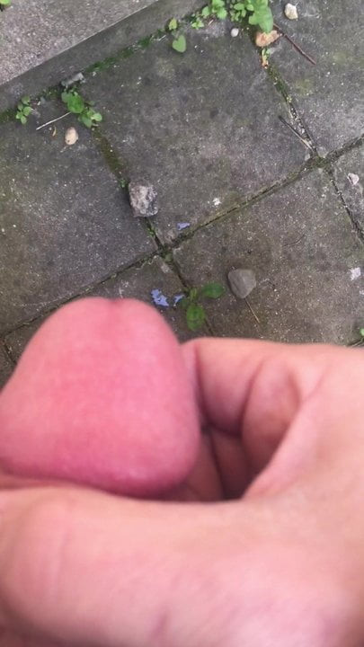 Cumming in Berlin in public
