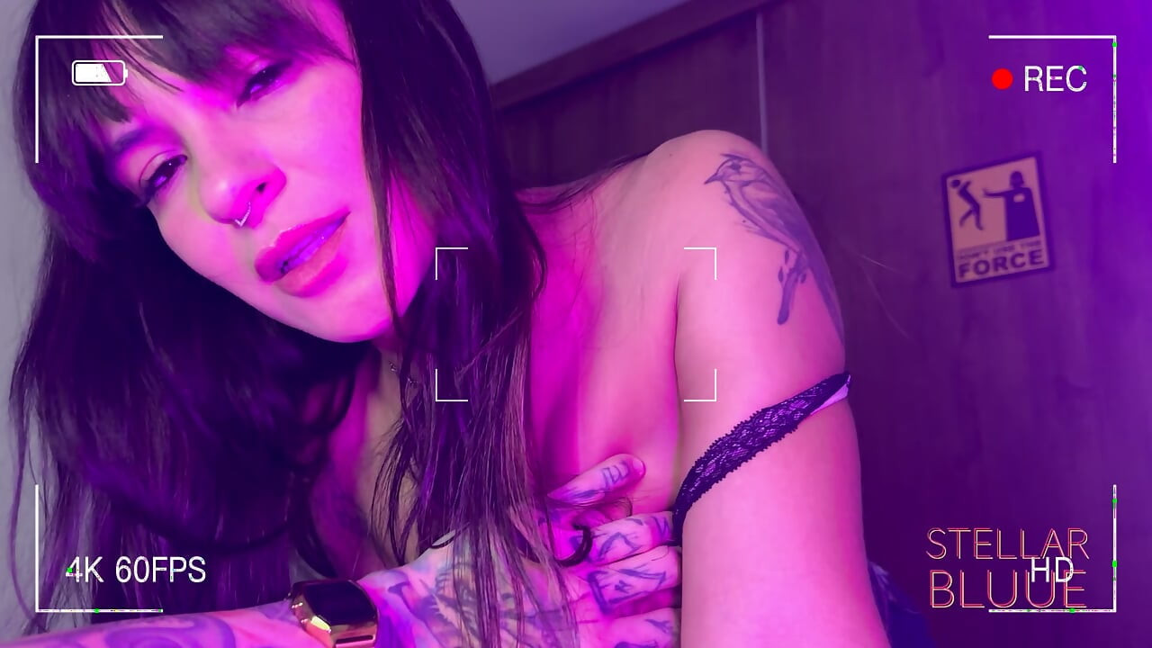 Prsatá nezbedná brunetka mi dala perfektní mokré kouření a spolkla všechno moje sperma