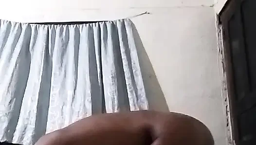 Yatak odasında yastıkla çıplak mastürbasyon