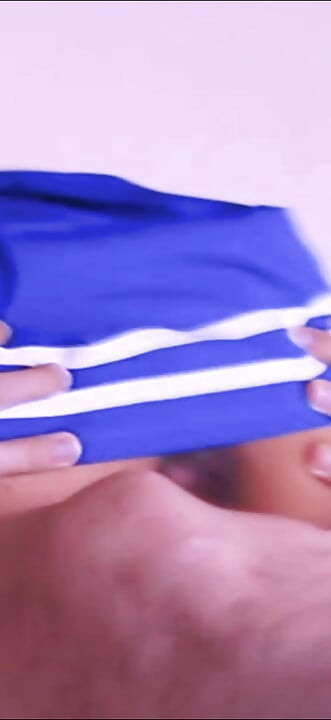 התלמידה בורחת כדי לקפוץ על המורה שלה.