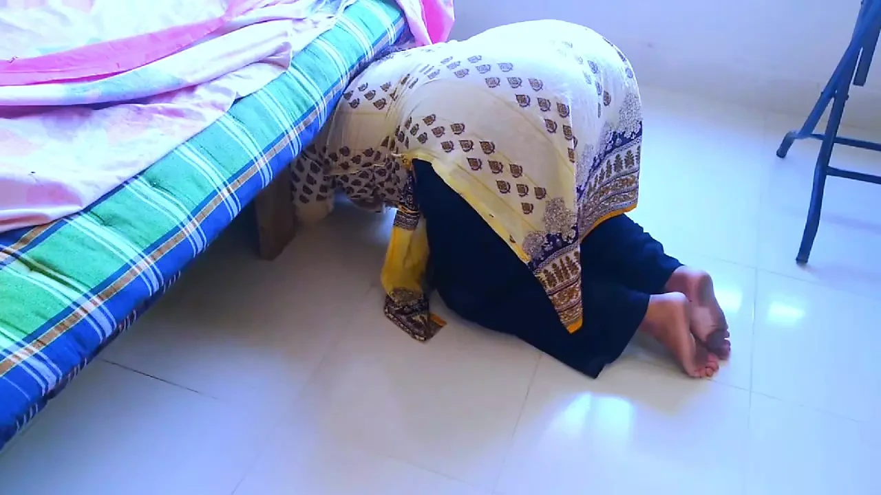 Ông chủ đụ người giúp việc bị mắc kẹt dưới giường