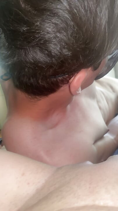 رجل مقنع جعلني أقذف وهو يمص زبي.