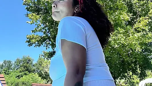 Cewek semok latina dengan pantat bahenol lagi asik kentut di pinggir kolam renang!