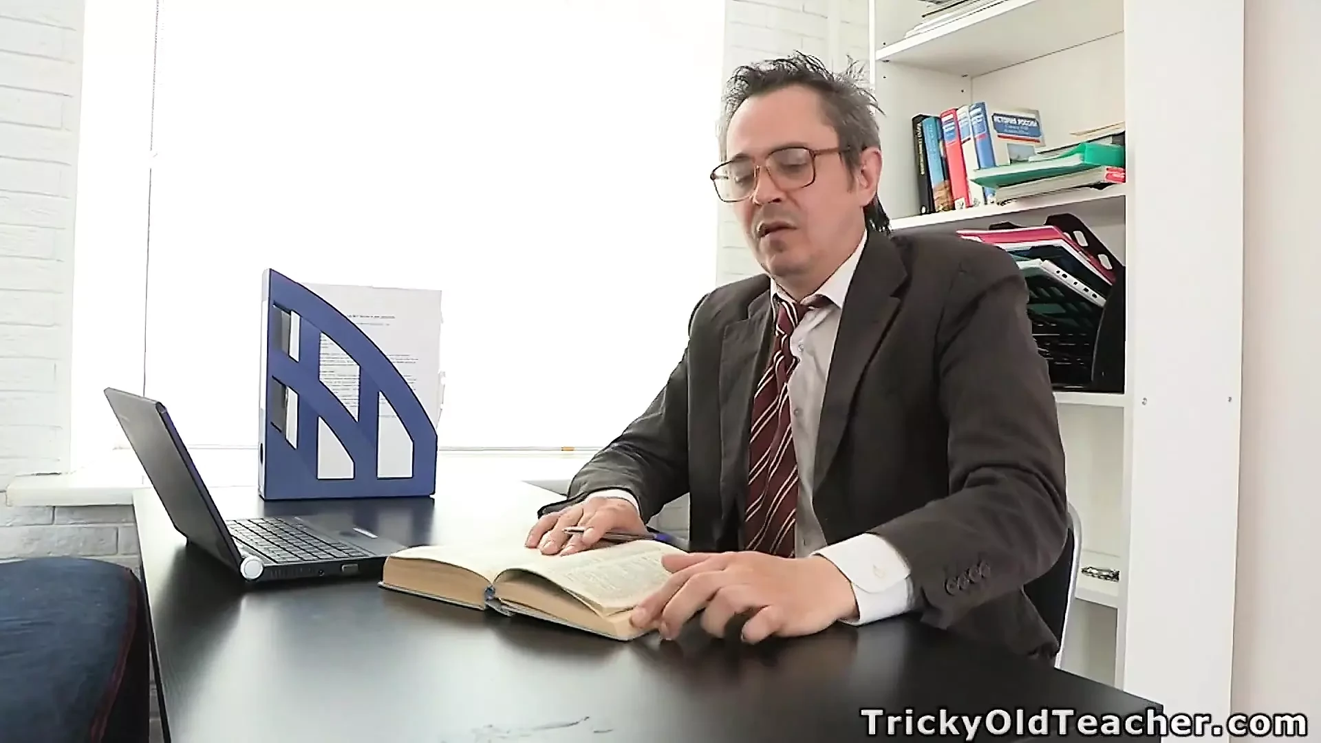 İki güzel genç kız kurnaz yaşlı matematik öğretmenleri tarafından baştan çıkarılıyor ve sikiliyor